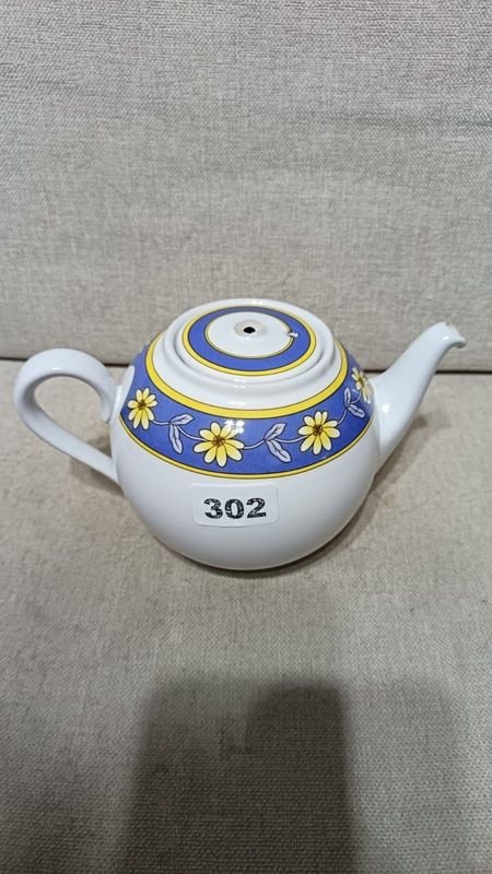 Tetera Decorada con Flores Azules y Amarillas