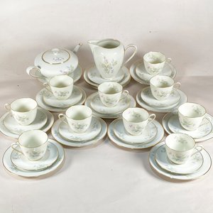 Lote anterior: Juego de té de porcelana Bavaria Tirschenreuth con flores y detalles dorados