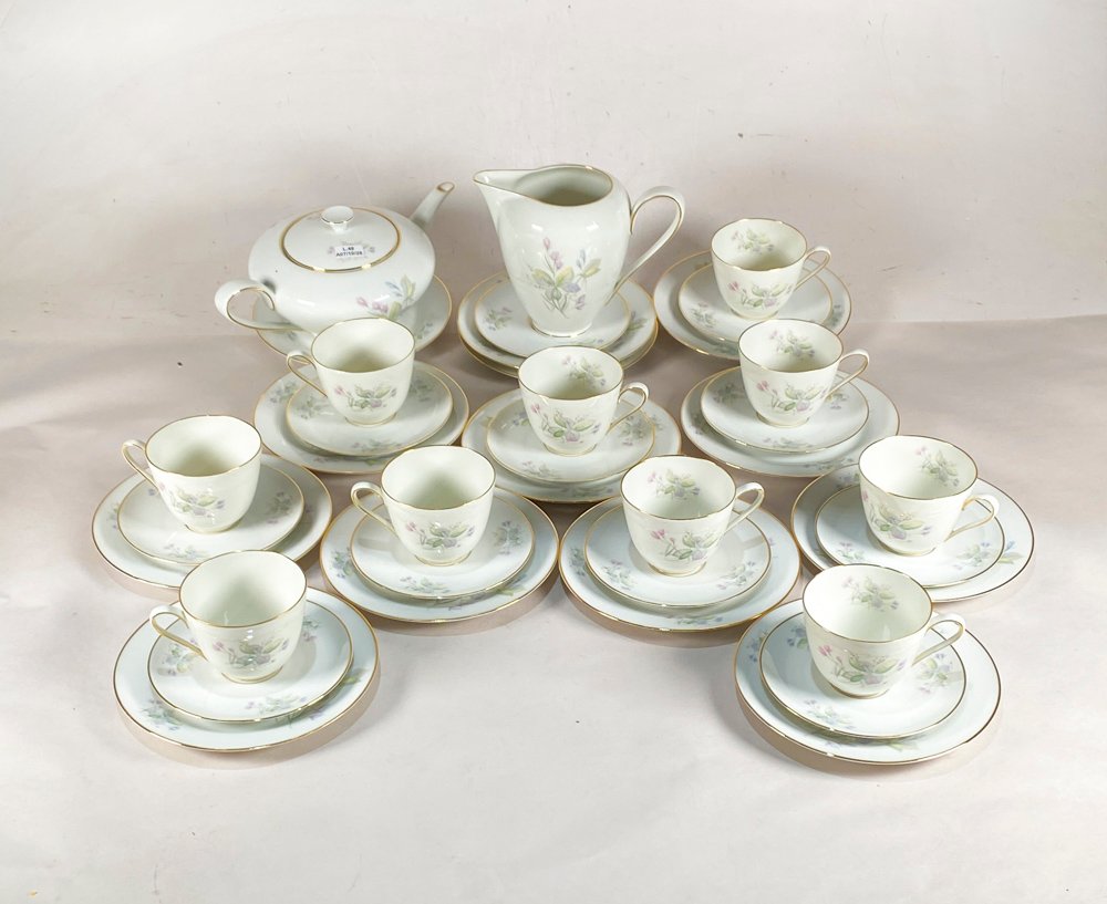 Juego de té de porcelana Bavaria Tirschenreuth con flores y detalles dorados