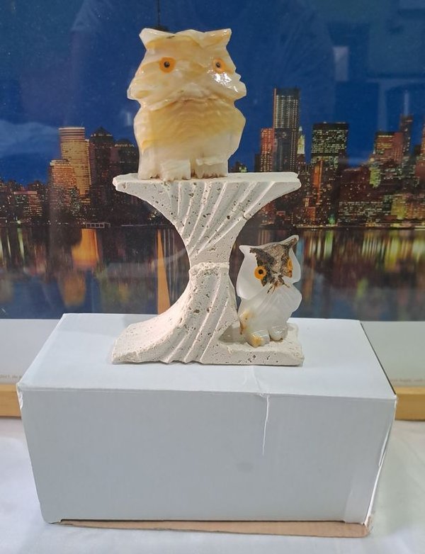 Estatuilla con par de búhos sobre una piedra porosa - imagen 1