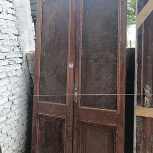 Lote siguiente: Par de Hojas de Puerta de Madera y Vidrio con Postigones