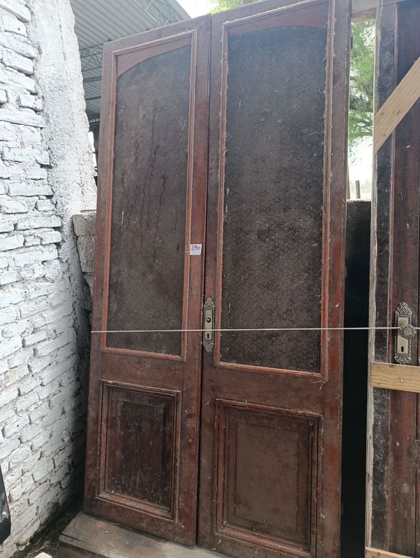 Par de Hojas de Puerta de Madera y Vidrio con Postigones