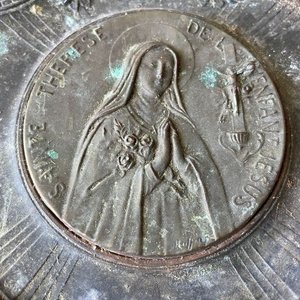 HERMOSA PIEZA RELIGIOSA FRANCESA Y BOQUILLA DE MATE GALLETA - imagen 2