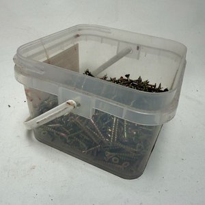 Balde con Tornillos para Construcción - imagen 1