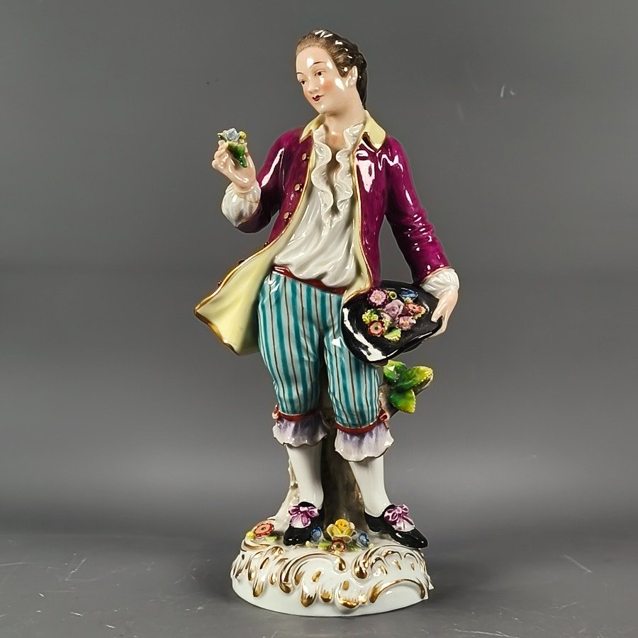 Lote siguiente: Figura de caballero en porcelana alemana Sitzendorf