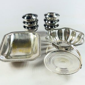 Lote siguiente: Nueve piezas en metal, centros y copas para postre