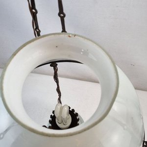 Lámpara Colgante Antigua Estilo con Tulipa Opalina y Estructura Ornamentada - imagen 4