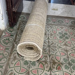Lote siguiente: Alfombra Grande Enrollada