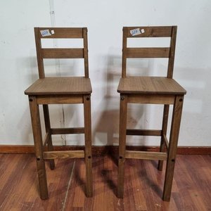 Lote siguiente: Banqueta Alta de Madera con Respaldo Estilo Rústico