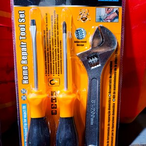 Set de Herramientas de Hogar: Destornilladores y Llave Ajustable - imagen 3