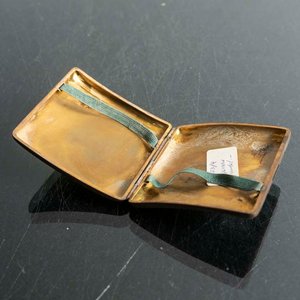 Cigarrera Antigua de Bronce con Grabado Floral - imagen 2