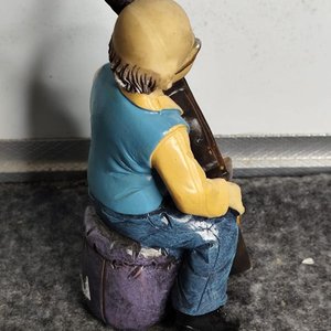 Figura de Hombre Tocando Violonchelo en Resina - imagen 4