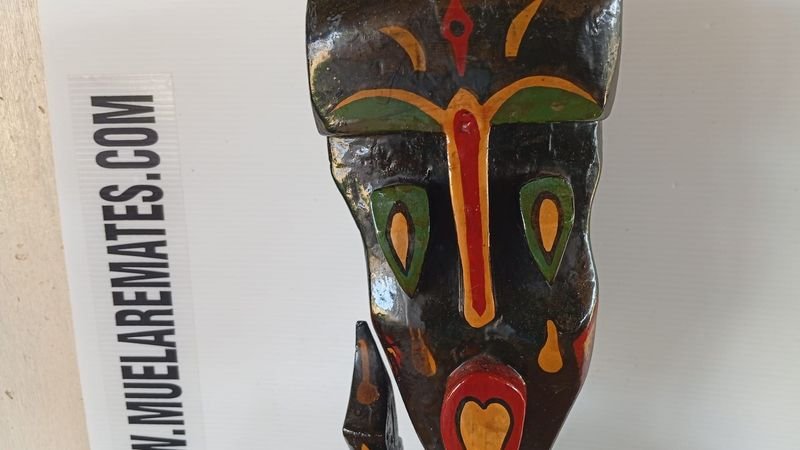 Escultura en madera tallada con detalles intrincados - imagen 2