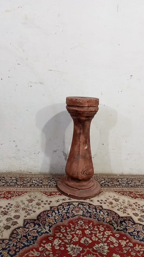 Lote siguiente: Vaso de arcilla en pedestal color bordó
