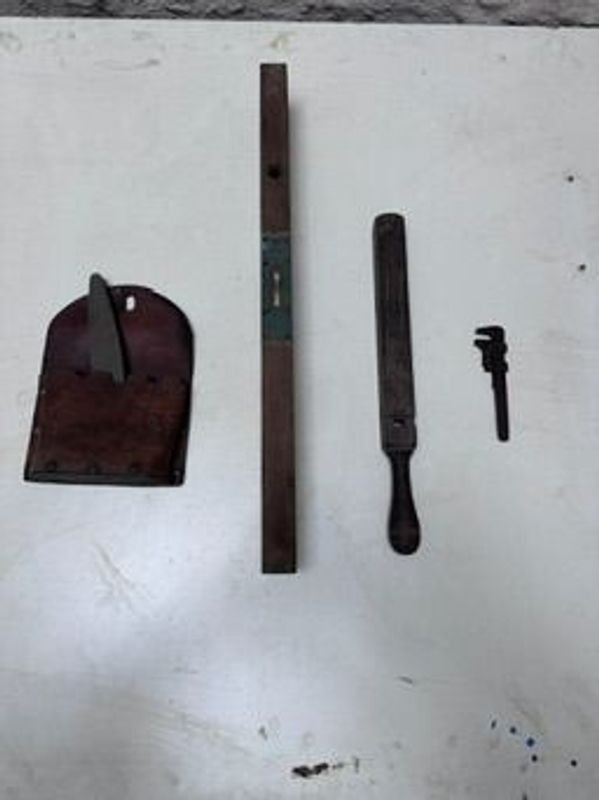 Lote anterior: Lote antigua con llave de caño y otros objetos