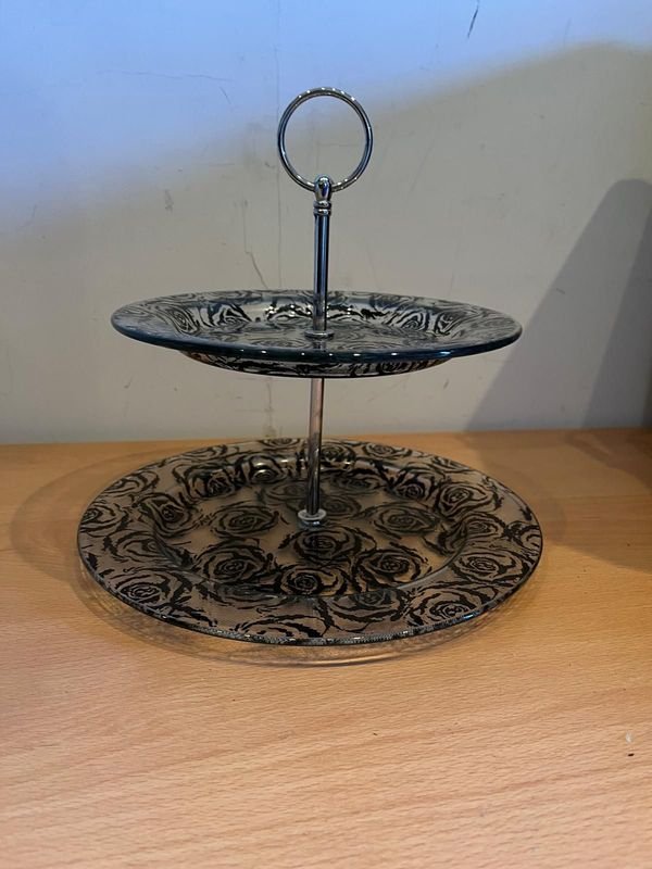 Masitero de vidrio con flores en negro como nuevo