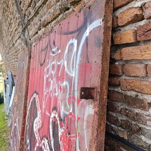 Dos Hojas de Portón Metálico Rojo con Graffiti - imagen 2