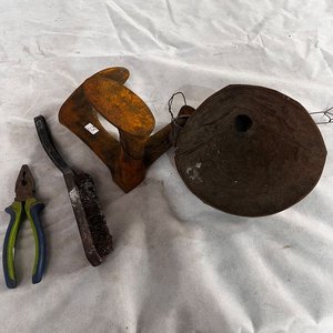 Lote siguiente: Pinza, Cepillo de Acero, Embudo y Pie de Herrero