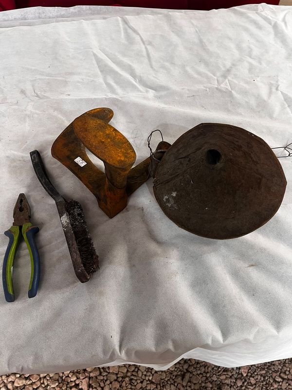 Pinza, Cepillo de Acero, Embudo y Pie de Herrero