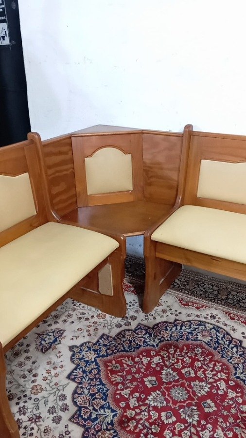 Esquinero tapizado beige en madera y mesa haciendo juego lustre claro - imagen 9