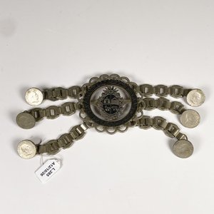 Lote siguiente: Rastra de Metal con Escudo Oriental y Monedas