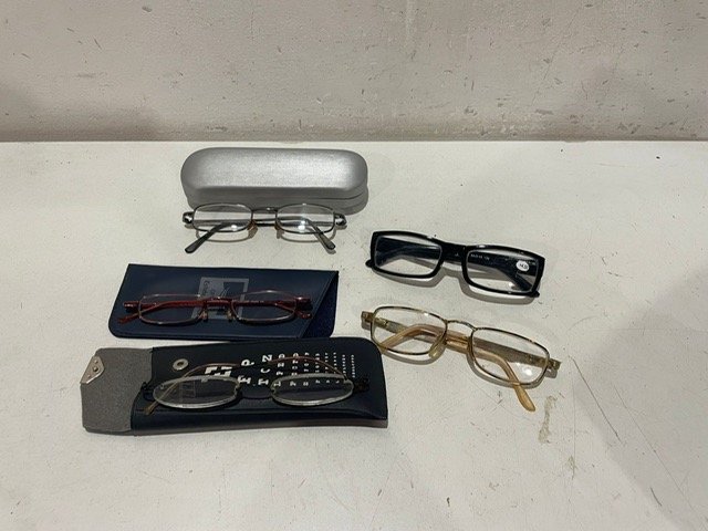 Lote siguiente: Lentes en caja azul con caso de plata y bandeja de madera