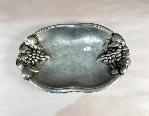 Fuente Ovalada de Peltre con Diseño de Uvas