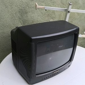 Televisor Konka con Soporte Metálico - imagen 3