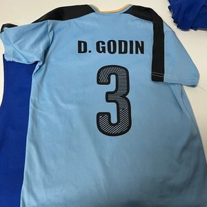 Lote de Ropa Deportiva: Chalecos Azules Talle M, Camiseta Uruguay "Godin" Talle 16 y Camiseta Nacional Talle 12 - imagen 3