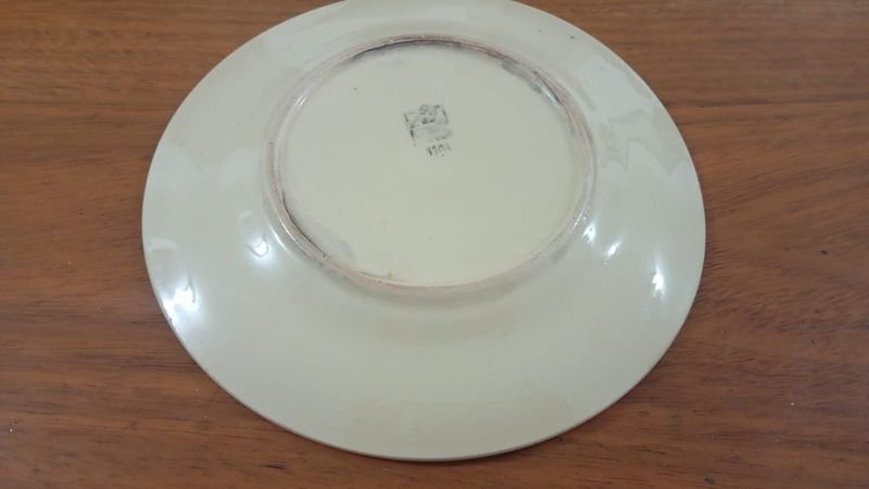 Platos de porcelana con bordes dorados y decoraciones florales - imagen 3