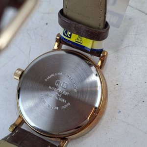 Reloj Pulsera Q&Q Dorado Glitter con Bisel Strass y Malla Marrón - imagen 4