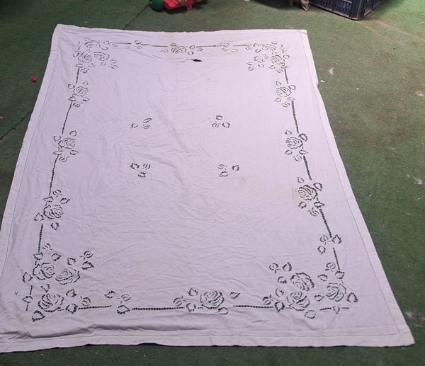 MANTEL DE CROCHET CON DETALLES DAÑADOS - imagen 1