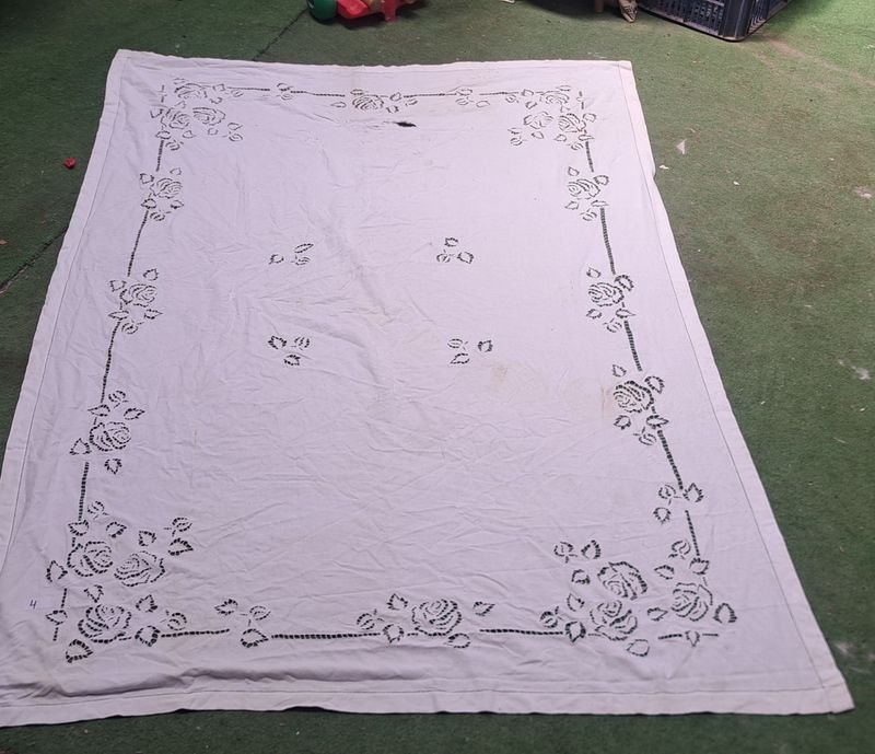 MANTEL DE CROCHET CON DETALLES DAÑADOS - imagen 1