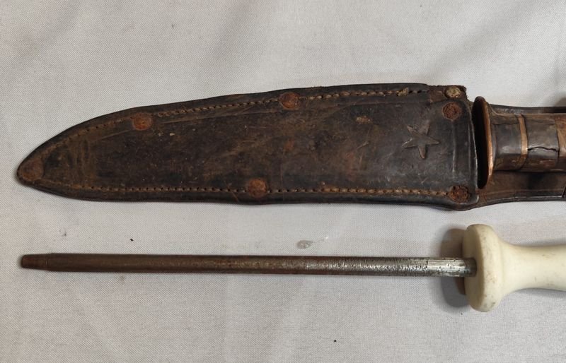 Antiguo Cuchillo con Mango de Bronce y Madera, Vaina y Chaira - imagen 2