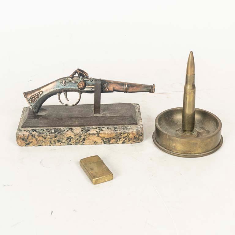 Encendedor Estilo Pistola Antigua con Base de Granito y Cenicero Bala de Bronce