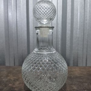 Lote siguiente: Decantador de Vidrio Transparente con Tapón y Diseño de Malla