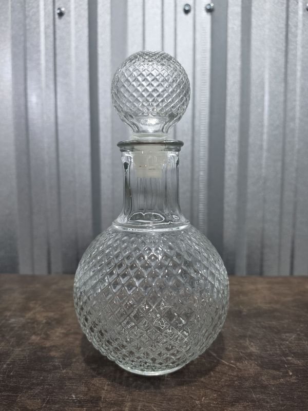 Decantador de Vidrio Transparente con Tapón y Diseño de Malla