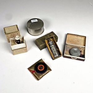 Lote siguiente: Lote de 5 piezas de maquillaje y tocador antiguo