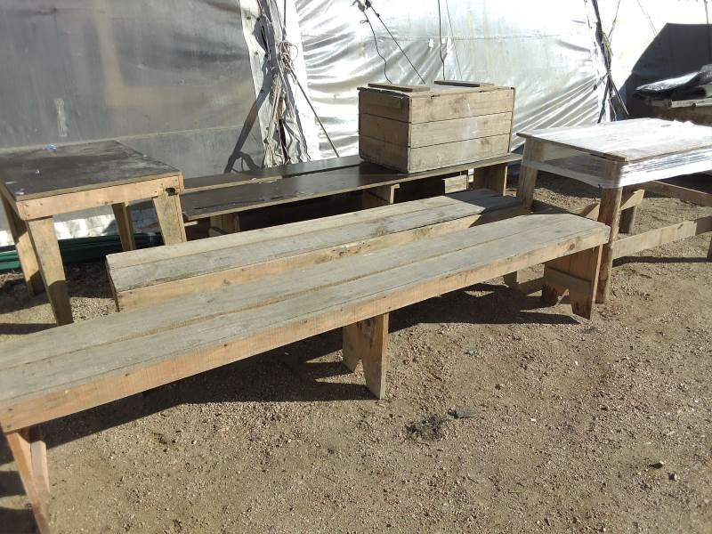 Lote de 4 Bancos, 2 Mesas y 1 Baúl de Madera Rústica