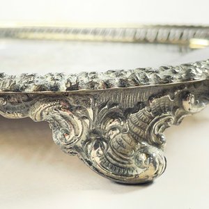 Bandeja de Metal Repujado con Asas y Patitas Caladas - imagen 4