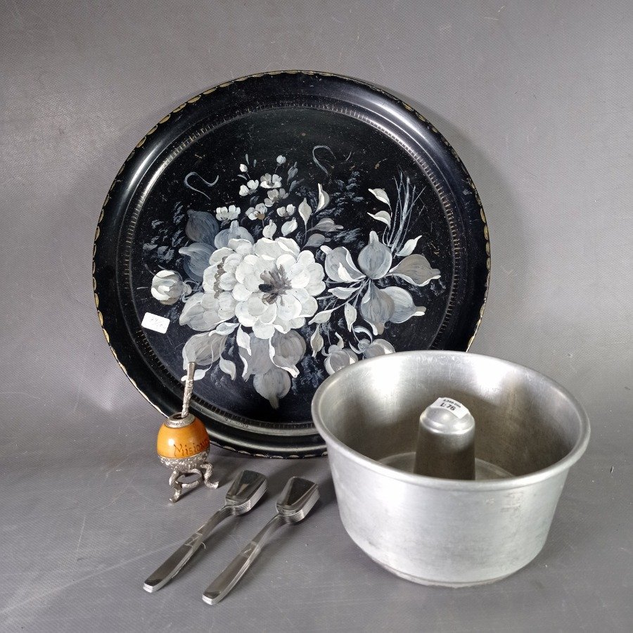 Lote siguiente: Conjunto de artículos de mesa y decoración
