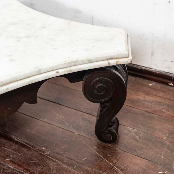 Mesa ratona con tapa de mármol y patas talladas formando volutas, estilo renacimiento - imagen 3