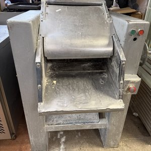 Sobadora Industrial Trifásica con Rodillo de 40cm - imagen 1