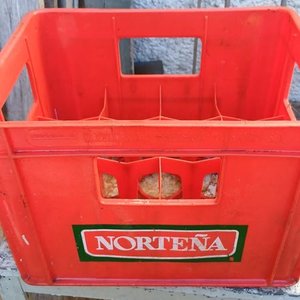 Cajón Plástico Rojo Norteña para Botellas - imagen 2