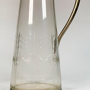 Jarra Cónica de Vidrio Tallado con Espigas y Detalles Metálicos - imagen 2