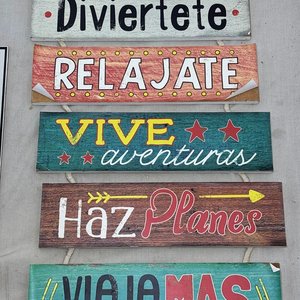 Lote de Relojes, Carteles Decorativos y Letrero Luminoso - imagen 4