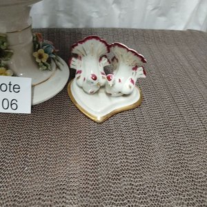Centro de Mesa de Porcelana con Flores y Palomas Decorativas - imagen 4