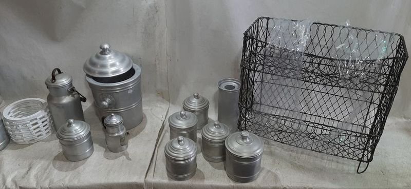 Juguetes de Aluminio Antiguos con Tapa en Canastera - imagen 2