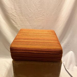 Puff o baúl de guardado con asiento tapizado y ruedas - imagen 3
