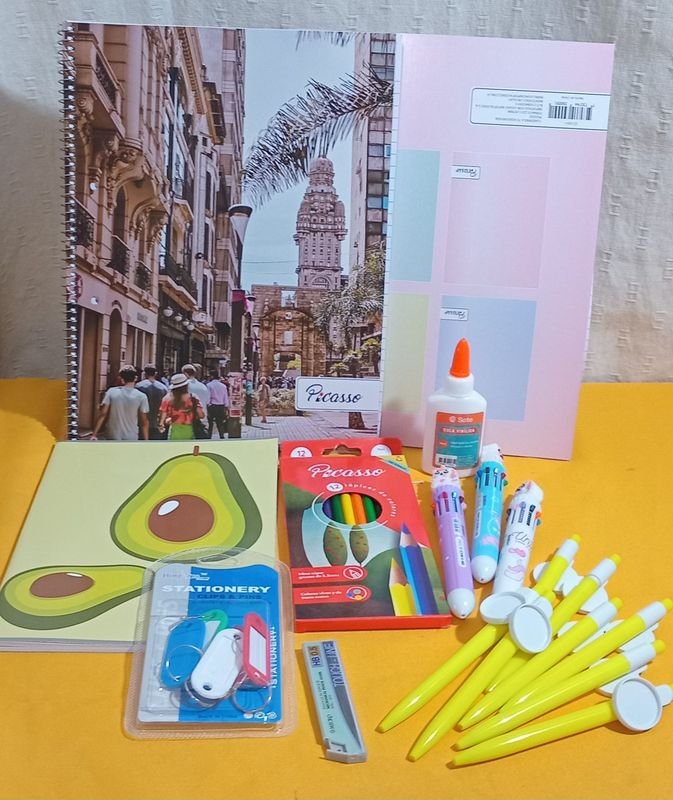 Lote siguiente: Estaciónaria para niños con cuadernos y lápices